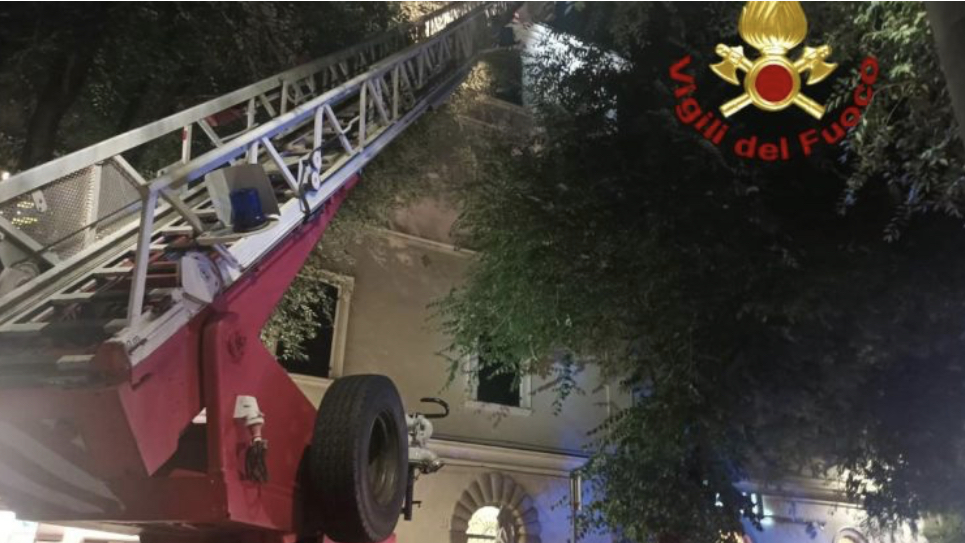 Crollano i calcinacci di una palazzina ad Alghero, intervengono i Vigili del Fuoco