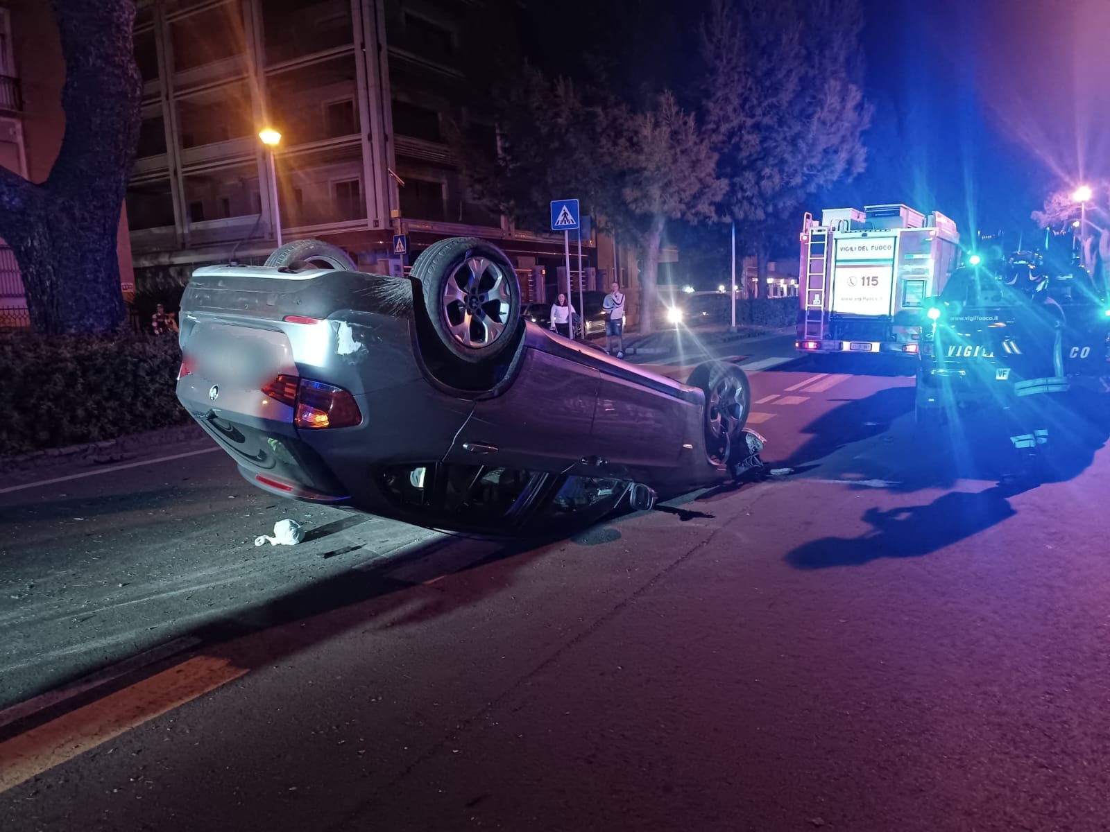 Cagliari, auto si ribalta in viale Diaz: all’arrivo dei soccorsi l’autista non c’è più