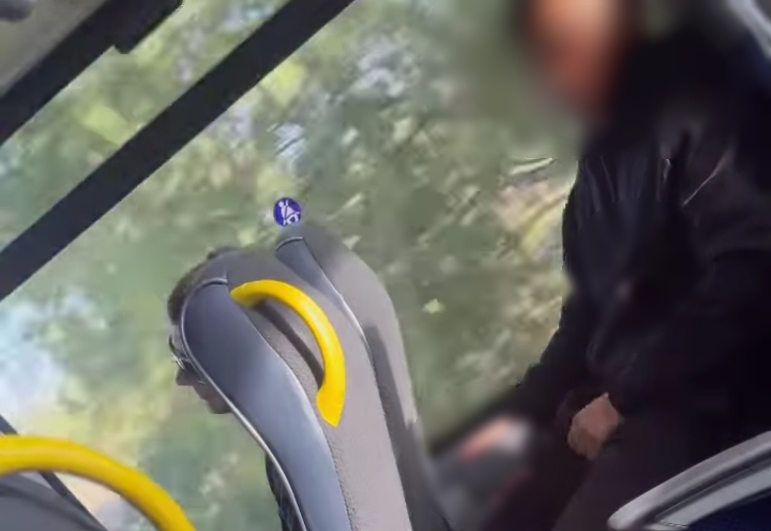 Choc nel bus Arst diretto a Cagliari: “Ci mancava lo psicopatico che si masturba”