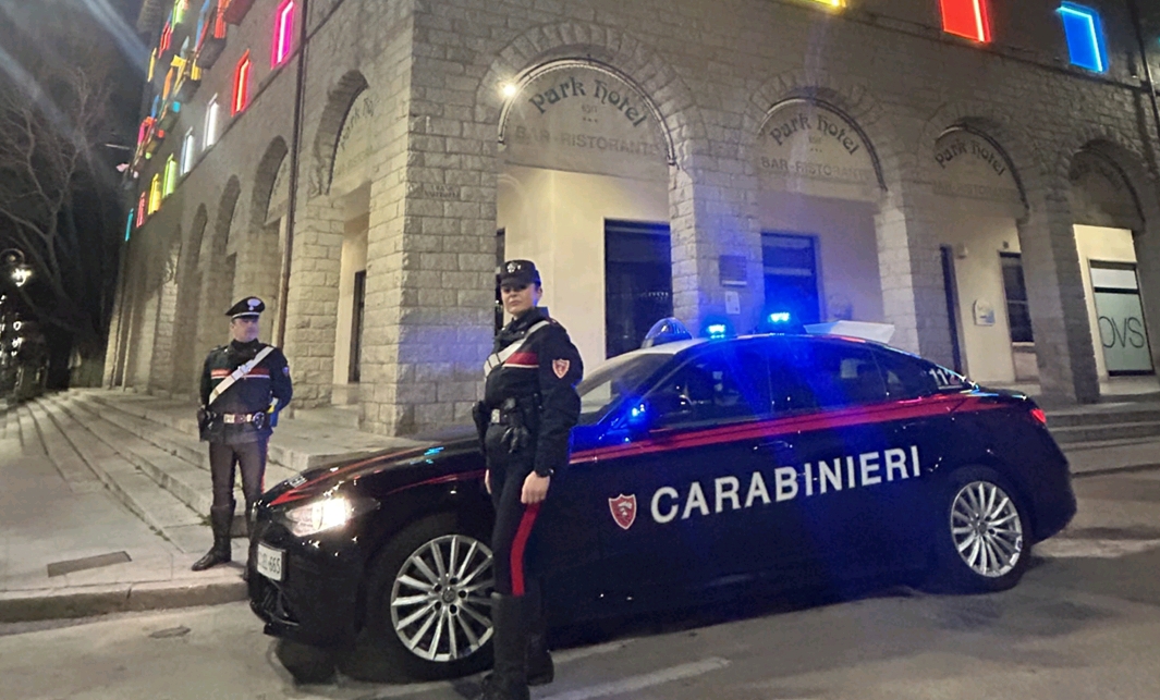 Compleanno tra caos e fiumi di marijuana a Tempio, i vicini chiamano i carabinieri: festeggiato in manette