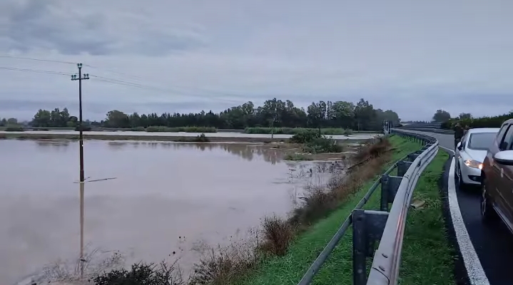 Siliqua, automobilisti ignorano i divieti e entrano nella strada chiusa che sta cedendo