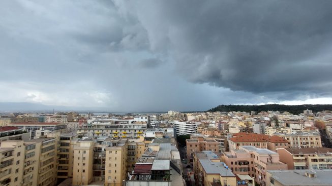 Temporali forti in arrivo e crollo delle temperature, irruzione fredda sulla Sardegna: scatta l’allerta