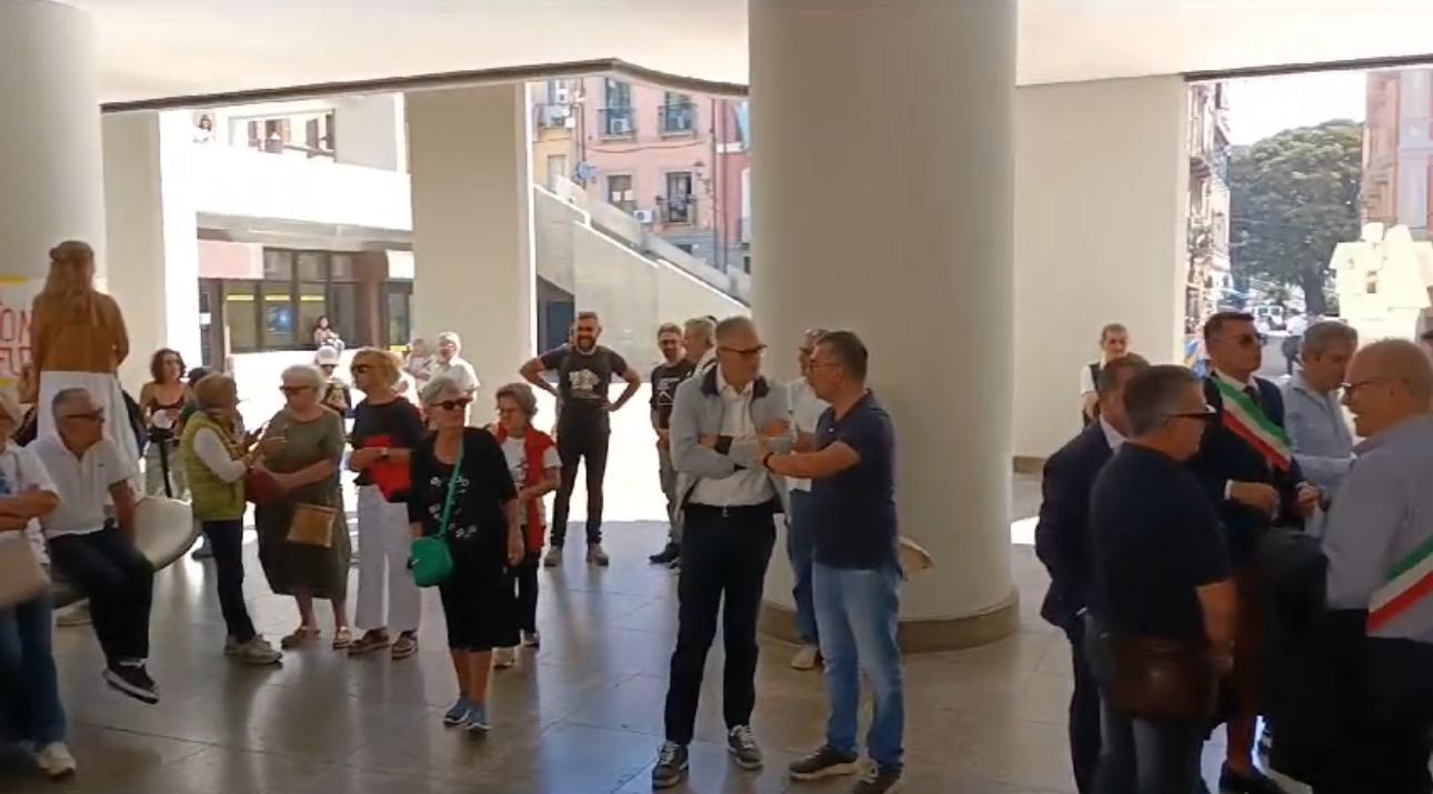 Un migliaio in piazza per la legge contro le rinnovabili in Sardegna, comitati e pensionati arrivati con gli autobus a Cagliari