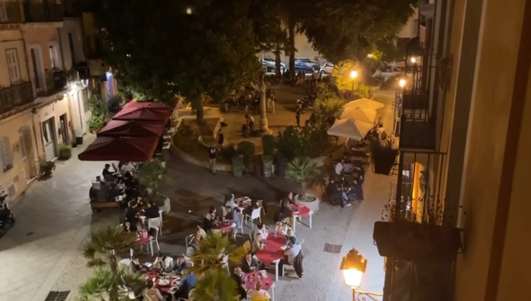 Cagliari, musica fino a mezzanotte e baccano fino alle 3: “Piazza San Domenico è una casbah”