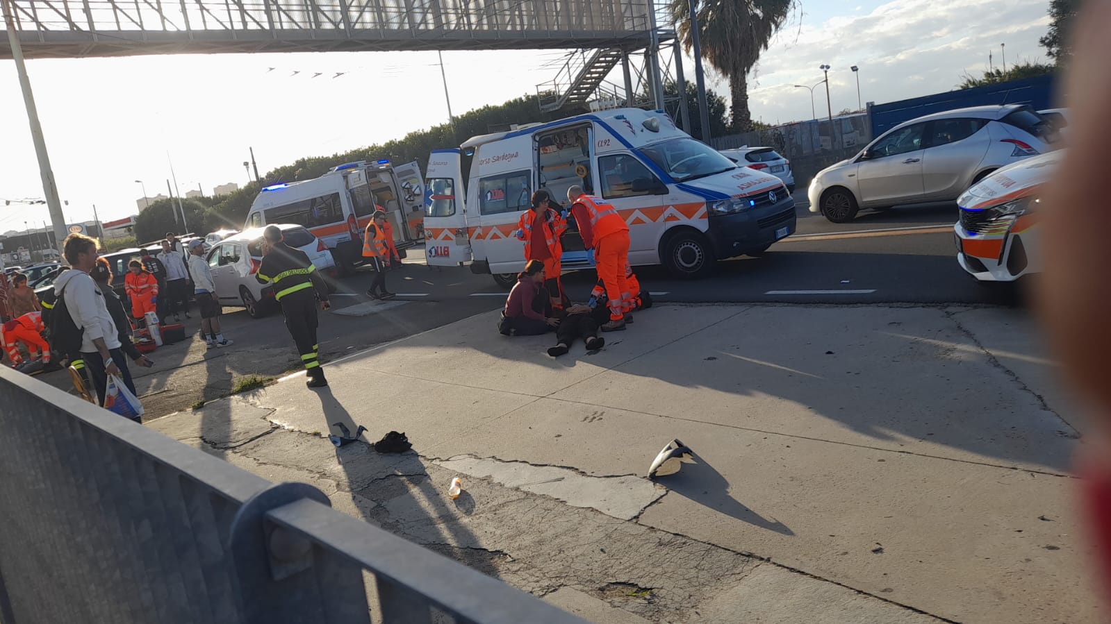 Cagliari, si scontra con un’auto e vola dallo scooter in viale Marconi: 19enne in coma al Brotzu, ferito anche l’amico