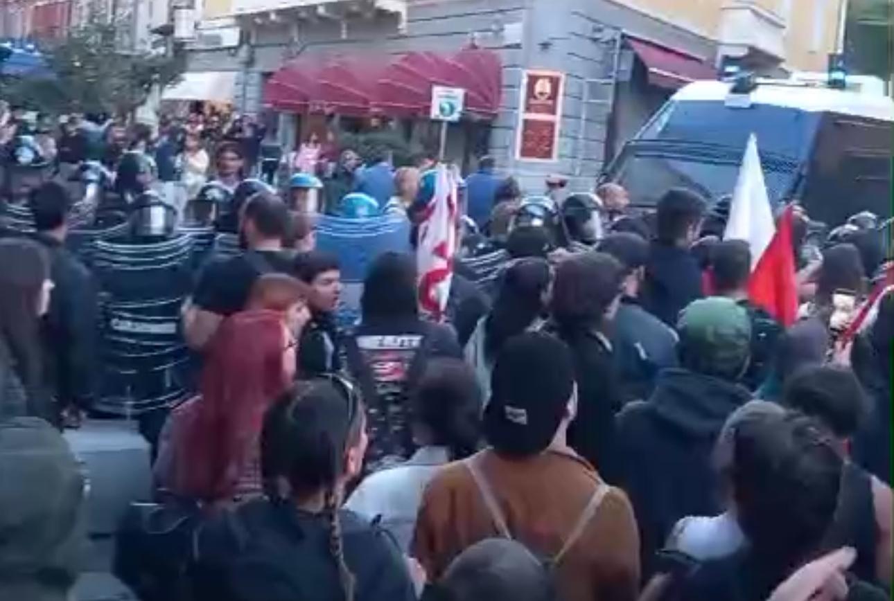 Cagliari, altissima tensione al corteo pro Palestina: manganellate e polemiche, i manifestanti sfondano il cordone della polizia