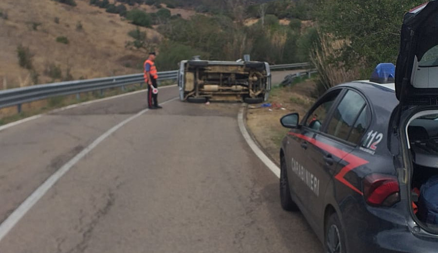 Turista tedesca sbatte contro il guardrail e si ribalta con l’auto a Villasimius: ferita e in codice rosso all’ospedale