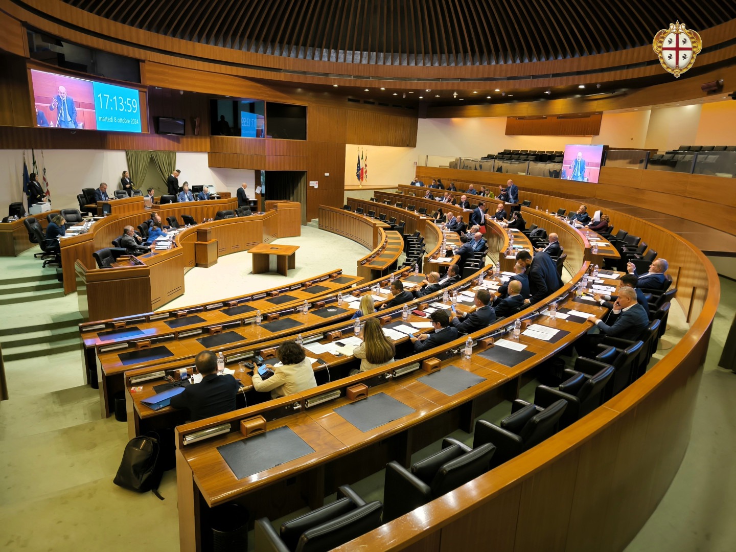 Sardegna a rotoli fra sanità, scuola e trasporti: ma la priorità del Consiglio regionale è aumentare gli stipendi ai dipendenti comunali