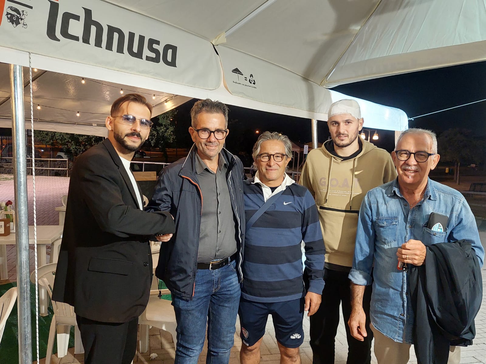 Cagliari, strette di mano e abbracci: dopo la rissa con feriti trionfa la pace tra Sarroch e Johannes