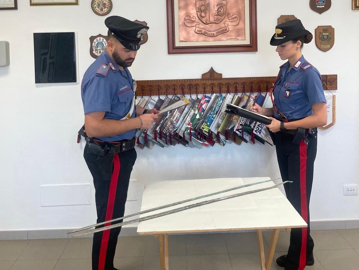 Cercano il terzo complice della rapina di Sestu, in casa a Irgoli trovano spade di epoca nuragica