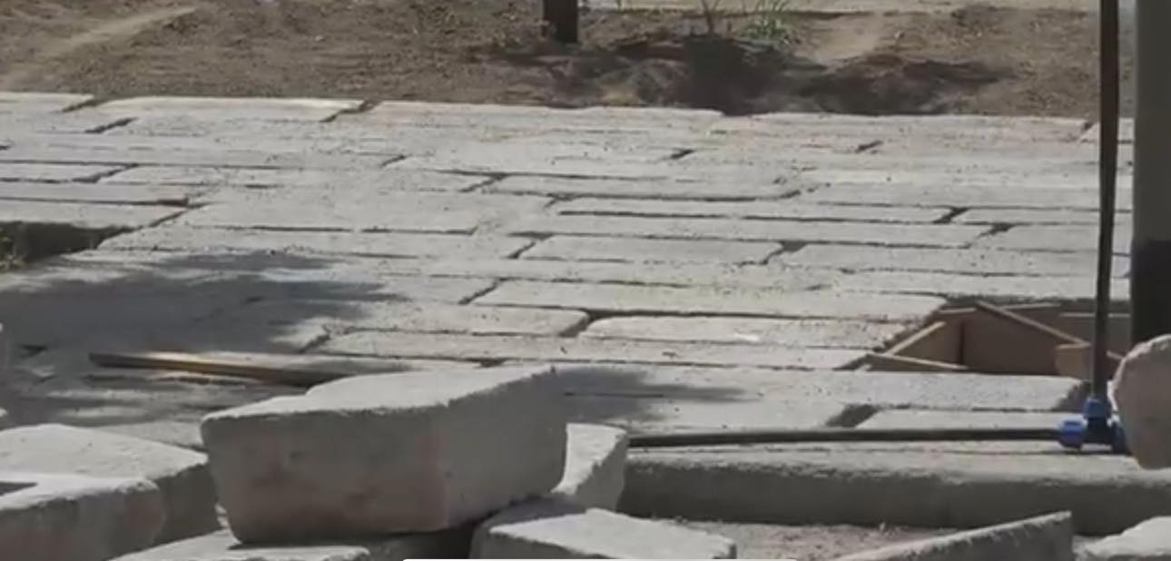 Cagliari, in via Roma il puzzle dei basoli rimessi a caso: “Cosa succede alla storica pavimentazione della strada?”