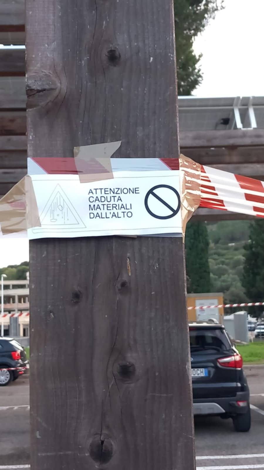 Brotzu, una pensilina del fotovoltaico crolla di schianto su un’auto: interdetti centinaia di parcheggi