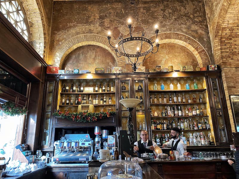 Era stato chiuso dopo 123 anni: a dicembre riapre il Caffè Svizzero a Cagliari