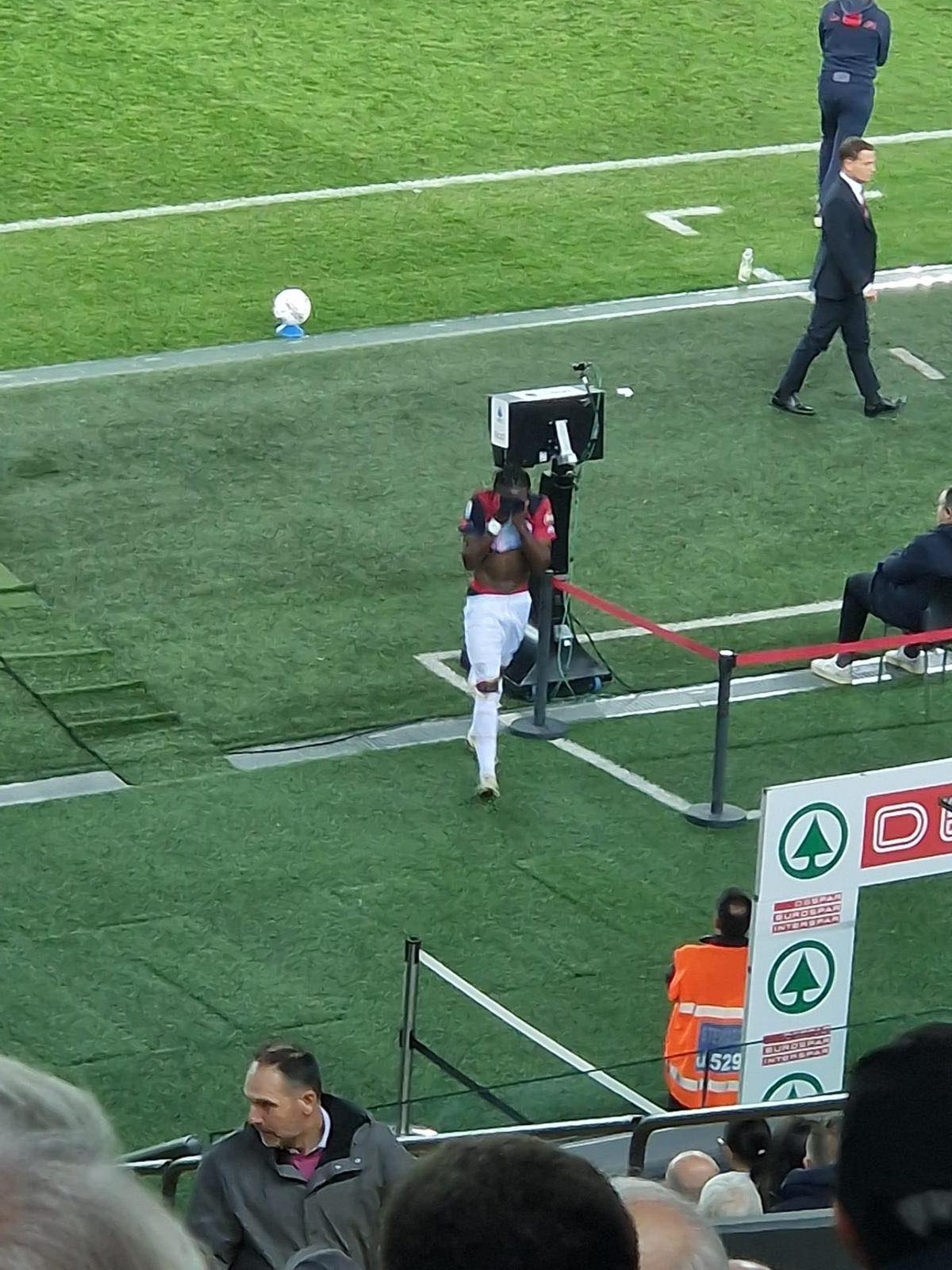 Makoumbou non giocar più, esplode la rabbia dei tifosi: “Ora basta, vendetelo a gennaio”