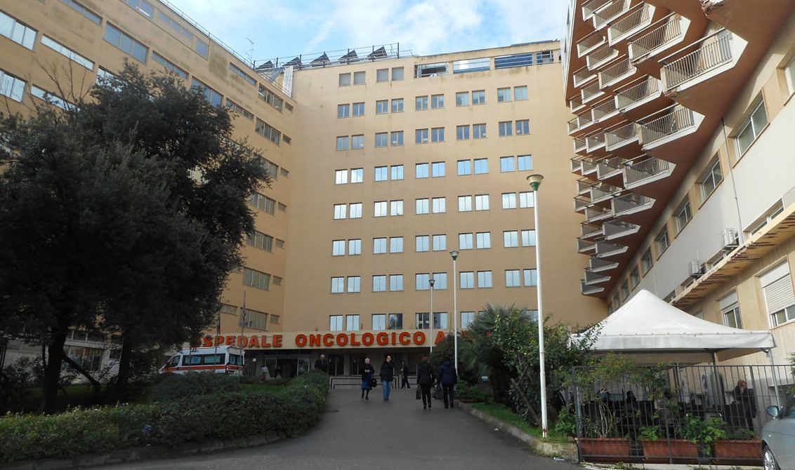 Cagliari, malati oncologici costretti a fare la spola in ambulanza fra Brotzu e Businco: scoppia il caso anche in consiglio regionale