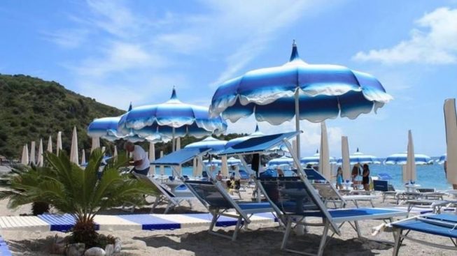 “Stagione turistica non stop in Sardegna: no allo smontaggio dei chioschi in spiaggia d’inverno”