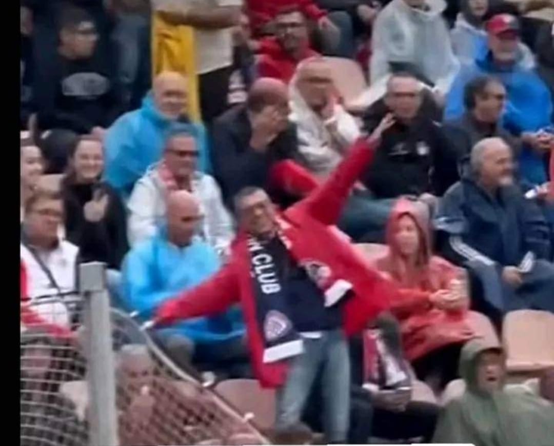 Le braccia come le ali a mimare la tragedia di Superga: il Cagliari bandisce due tifosi della curva Sud