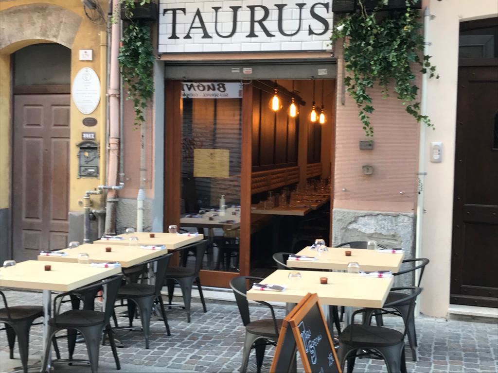 Cagliari, tavolini abusivi: ristorante del Corso un mese senza servizio all’aperto