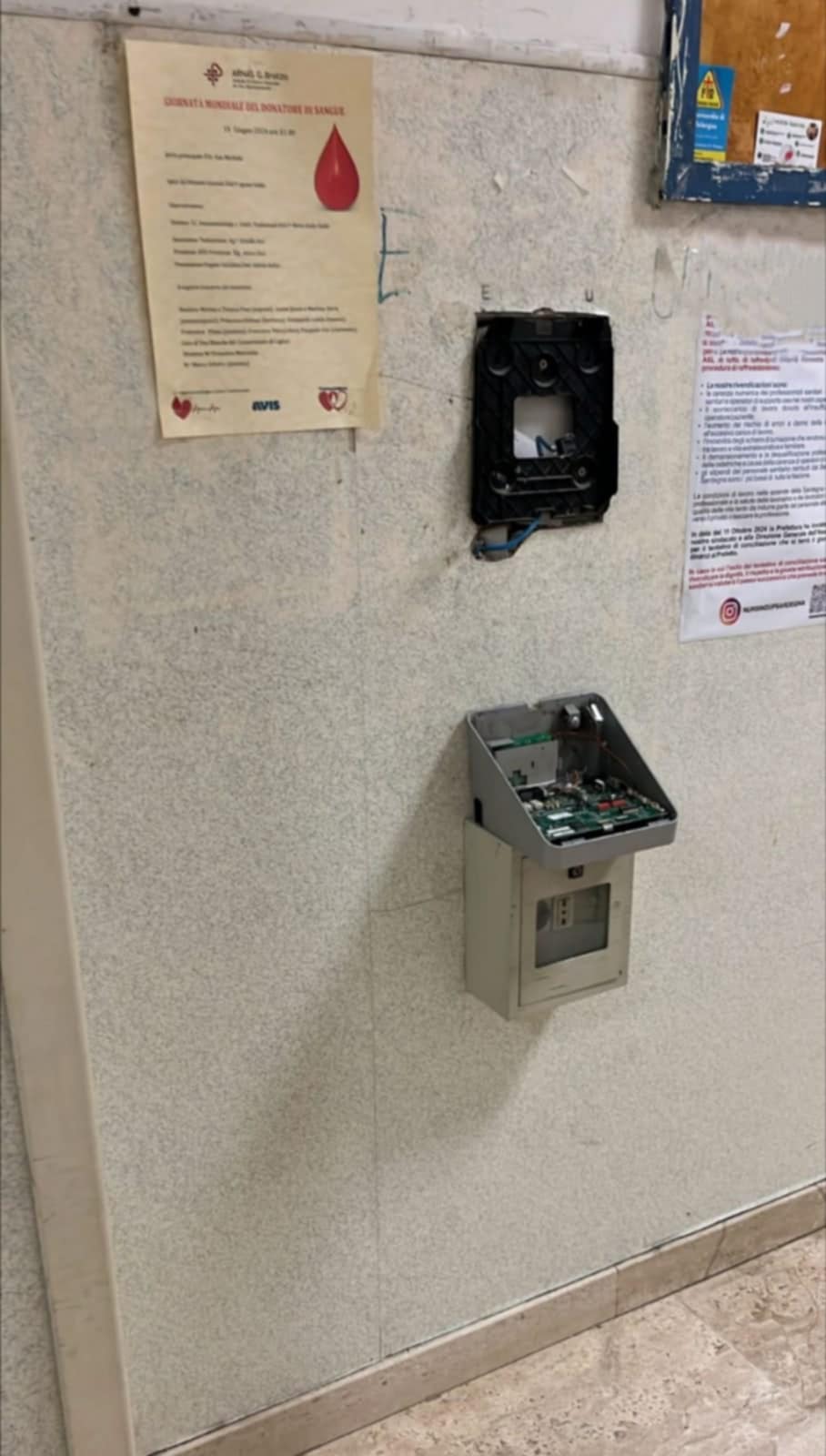 Vandali scatenati al Brotzu: sradicata nella notte la timbratrice dell’ufficio dei ticket