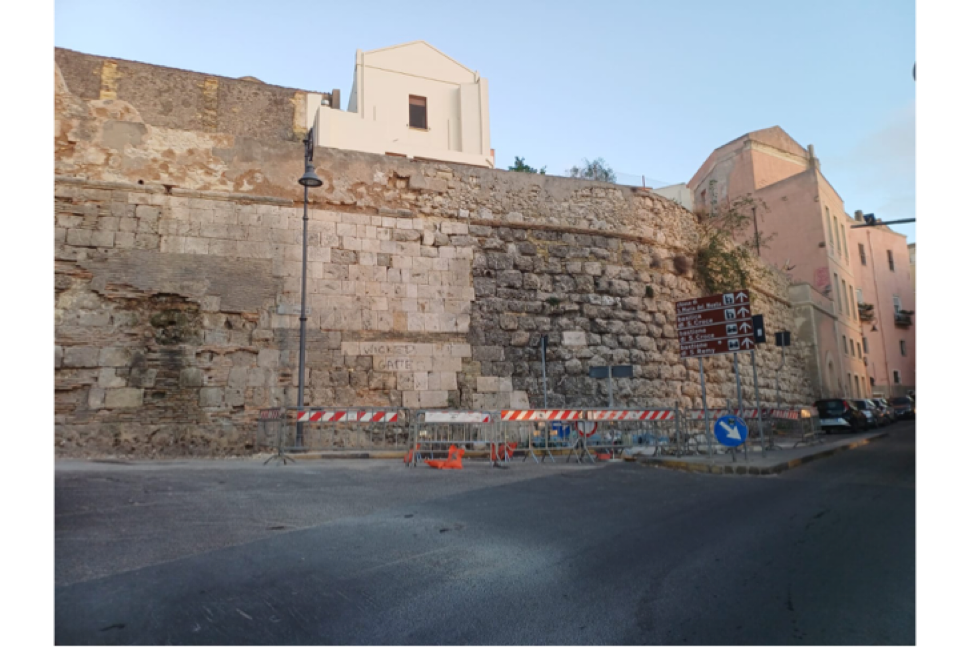 Cagliari, via Fiume riaperta al traffico: “Via le transenne in strada da 15 anni”