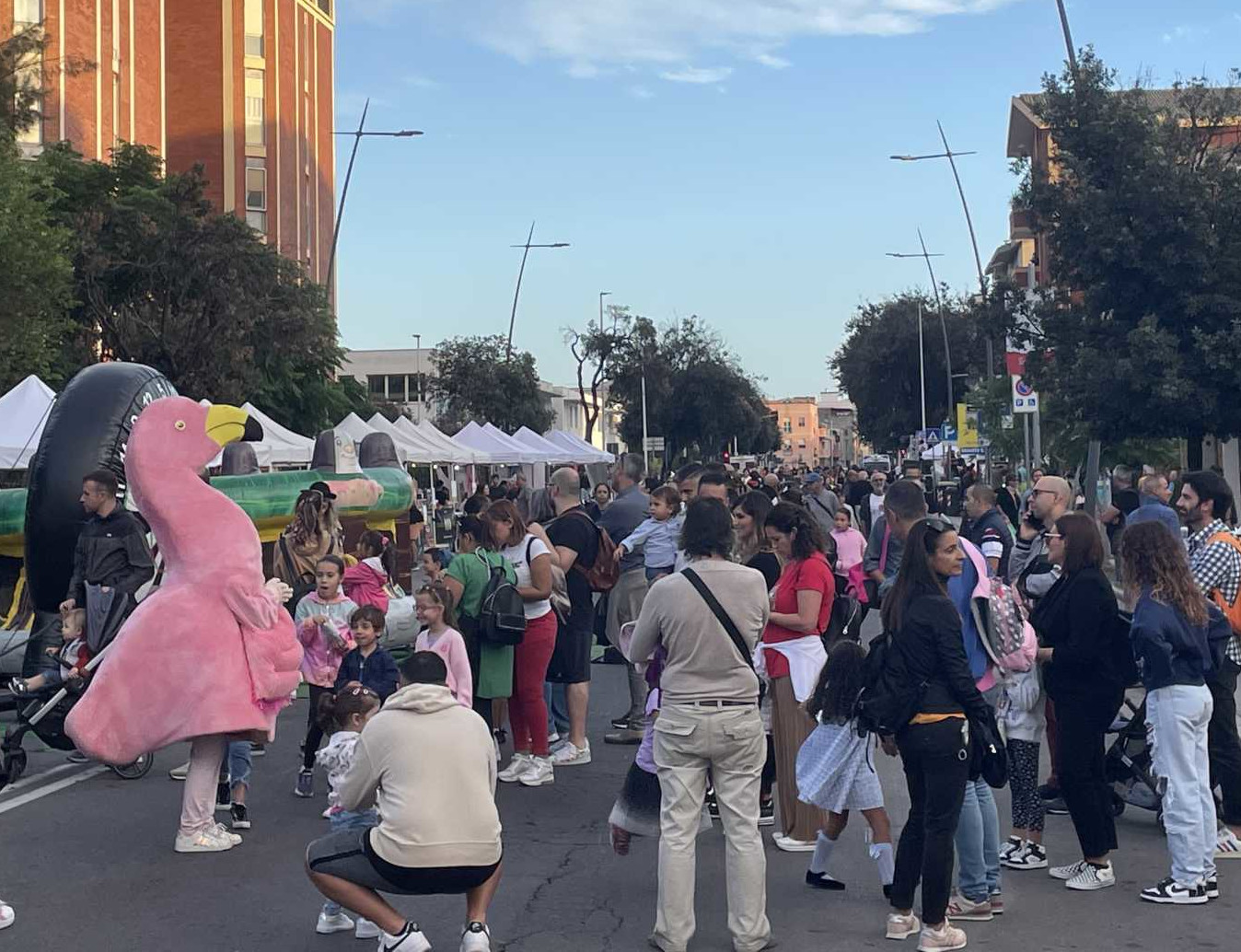 Street food, bollicine e giochi: a Quartu commercianti in festa nel viale Colombo senza auto