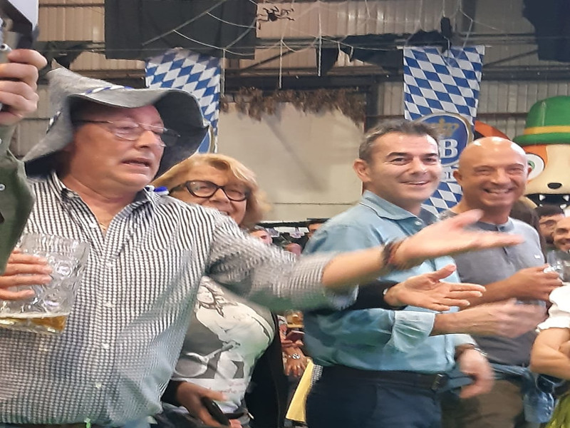 Il sindaco Massimo Zedda canta scatenato all’Oktoberfest della Fiera di Cagliari, la festa della birra