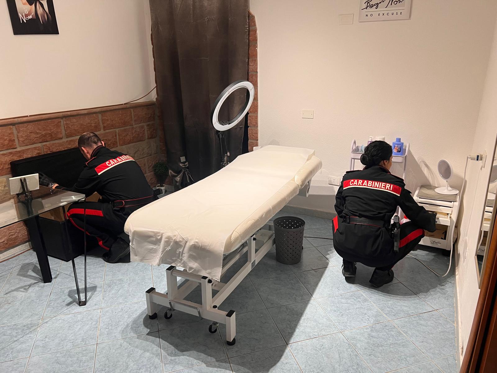 Pirri, scoperto un ambulatorio estetico abusivo: i farmaci lanciati dalla finestra