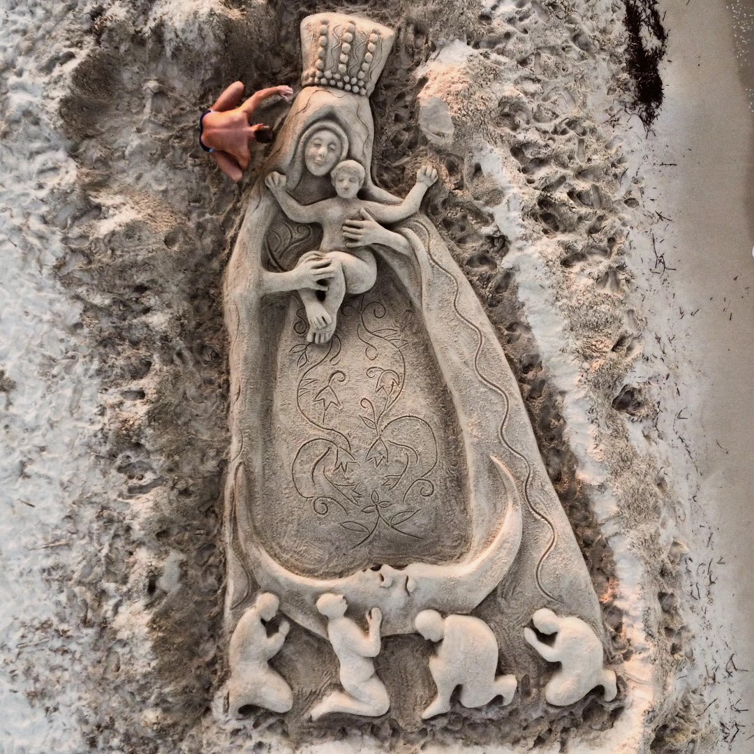 Una maxi scultura di sabbia per ricordare i 4 giovanissimi morti nella tragedia di Fonni