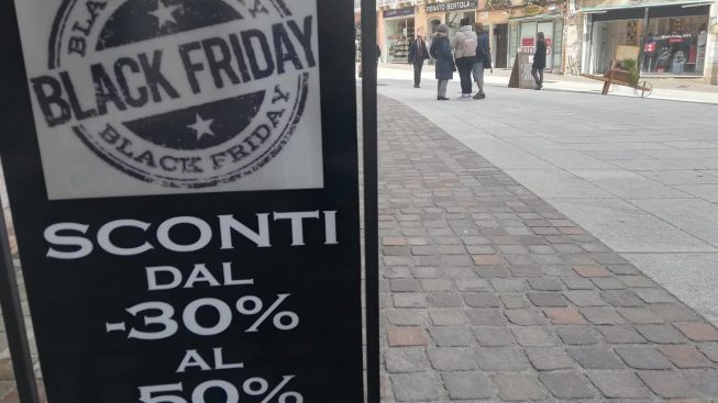 Tutti pazzi per il Black Friday: a Cagliari caccia all’affare ma l’online svuota i negozi del centro