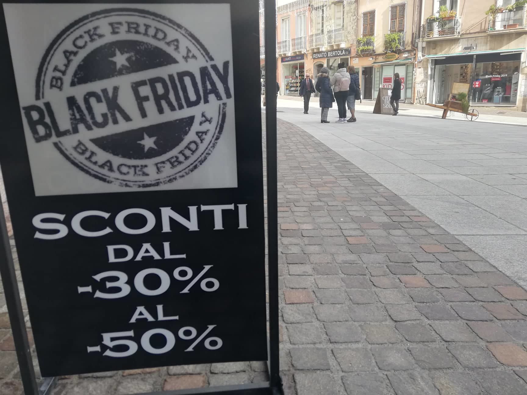 Tutti pazzi per il Black Friday, in vetrina a Cagliari tante super offerte ma l’online stravince: sul web il 70% degli acquisti