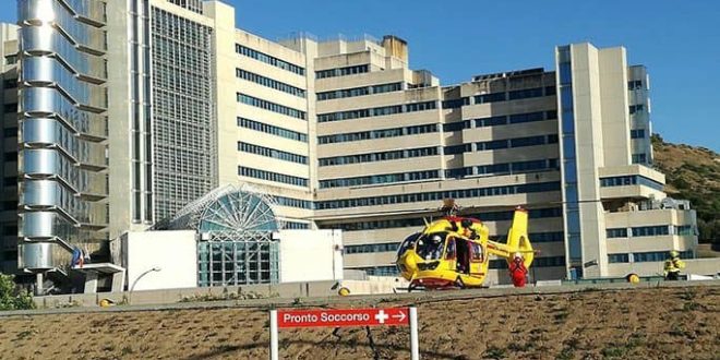 Litiga con il vicino, lo colpisce con la pala del trattore e gli sfascia l’auto: 49enne grave al Brotzu di Cagliari