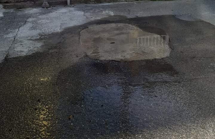 Sarroch, la condotta che scoppia: ennesima falla in via Santa Vittoria
