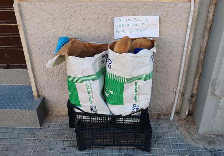 Quartu, pane fresco a disposizione di chi ha bisogno: in via Vittorio Emanuele spuntano due bustoni posizionati su una cassetta