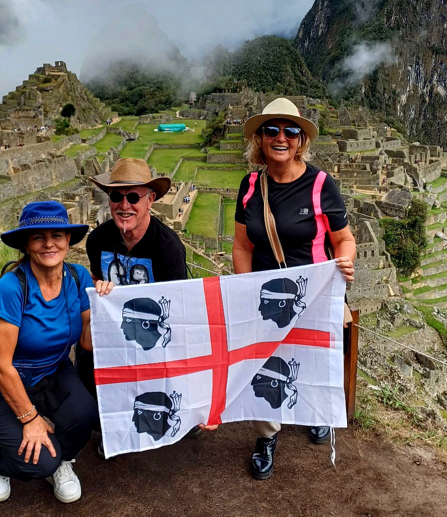 Dalla Sardegna a Machu Picchu con la bandiera dei 4 mori