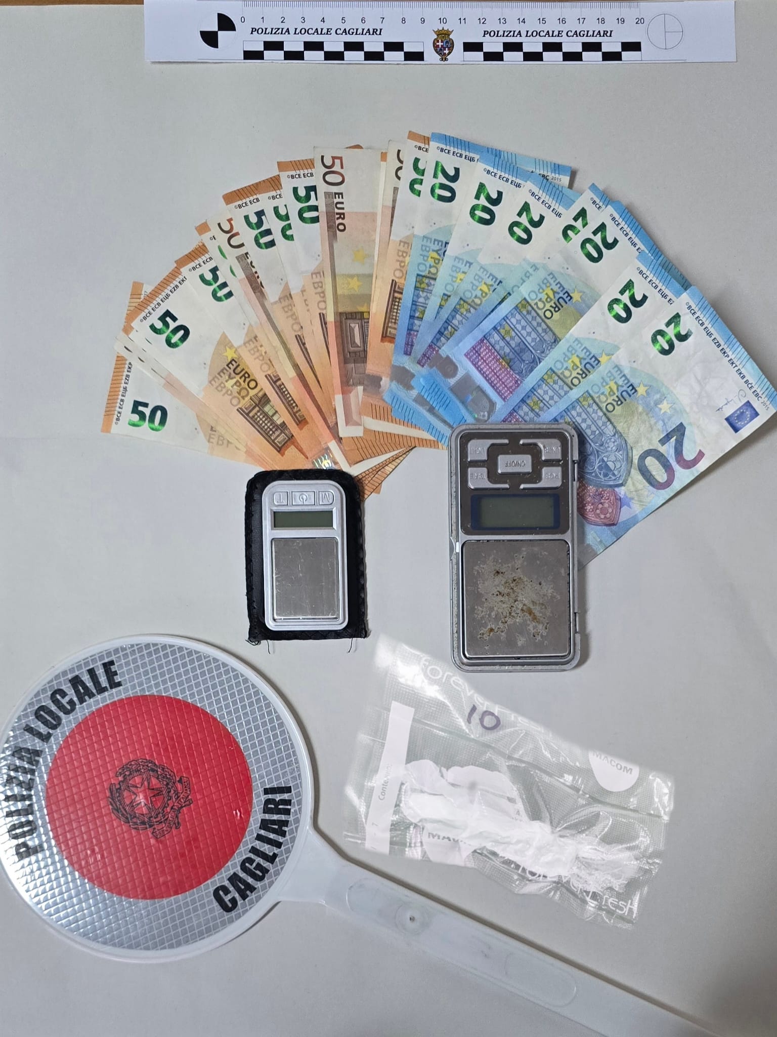 Cagliari, guida senza patente ma con la cocaina e i soldi dello spaccio: arrestato dalla Polizia Locale