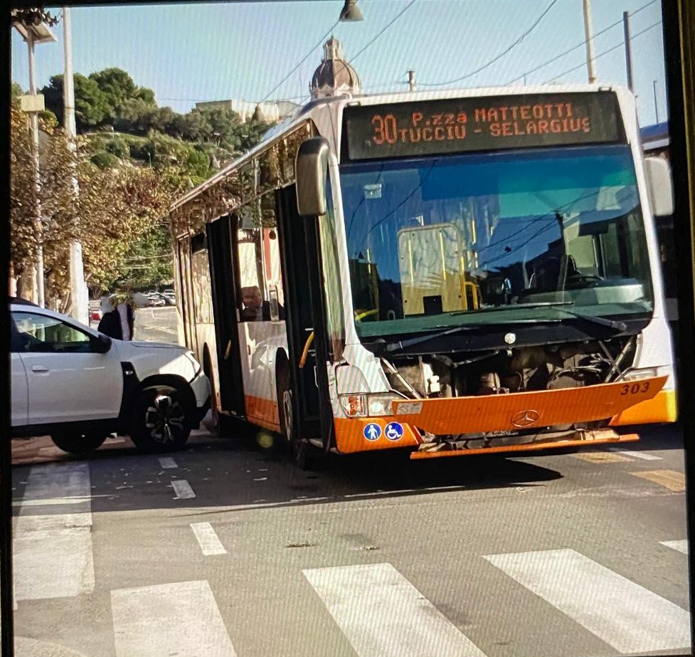 Cagliari, brucia lo stop e si schianta contro un bus del Ctm in viale Bonaria