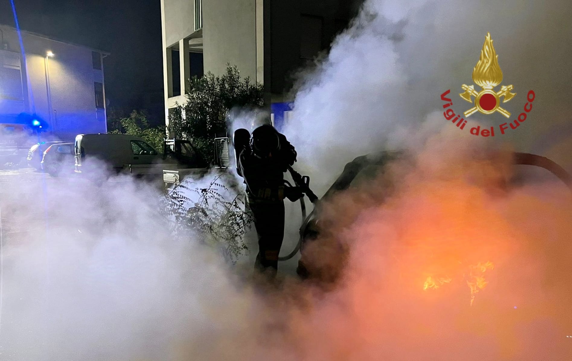 Auto in fiamme nella notte ad Assemini