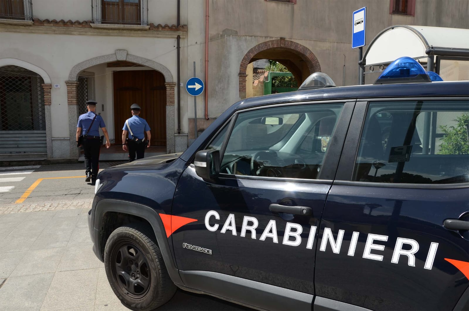 Strappa il cellulare alla compagna durante una lite, denunciato a Capoterra