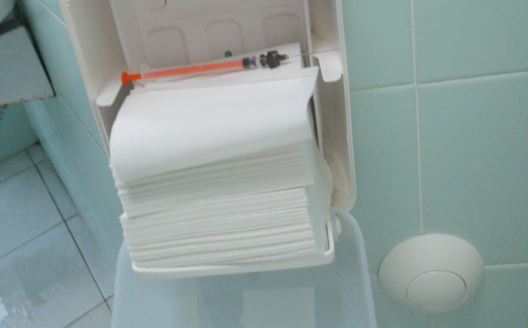 Cagliari, una siringa usata nel portasalviette: punta una donna al Santissima Trinità