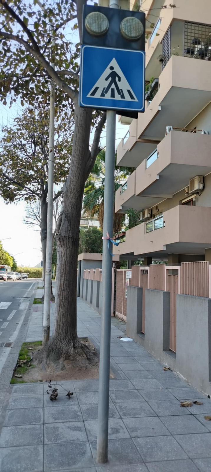Cagliari, nastri colorati su ogni palo per salvare la vita a chi attraversa la strada