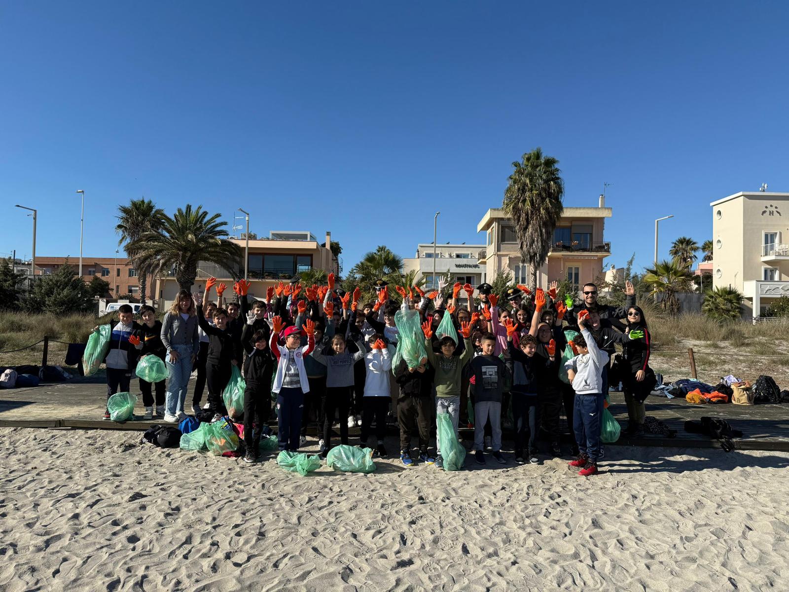 Raccolta della plastica, i giovani studenti cagliaritani ripuliscono il Poetto
