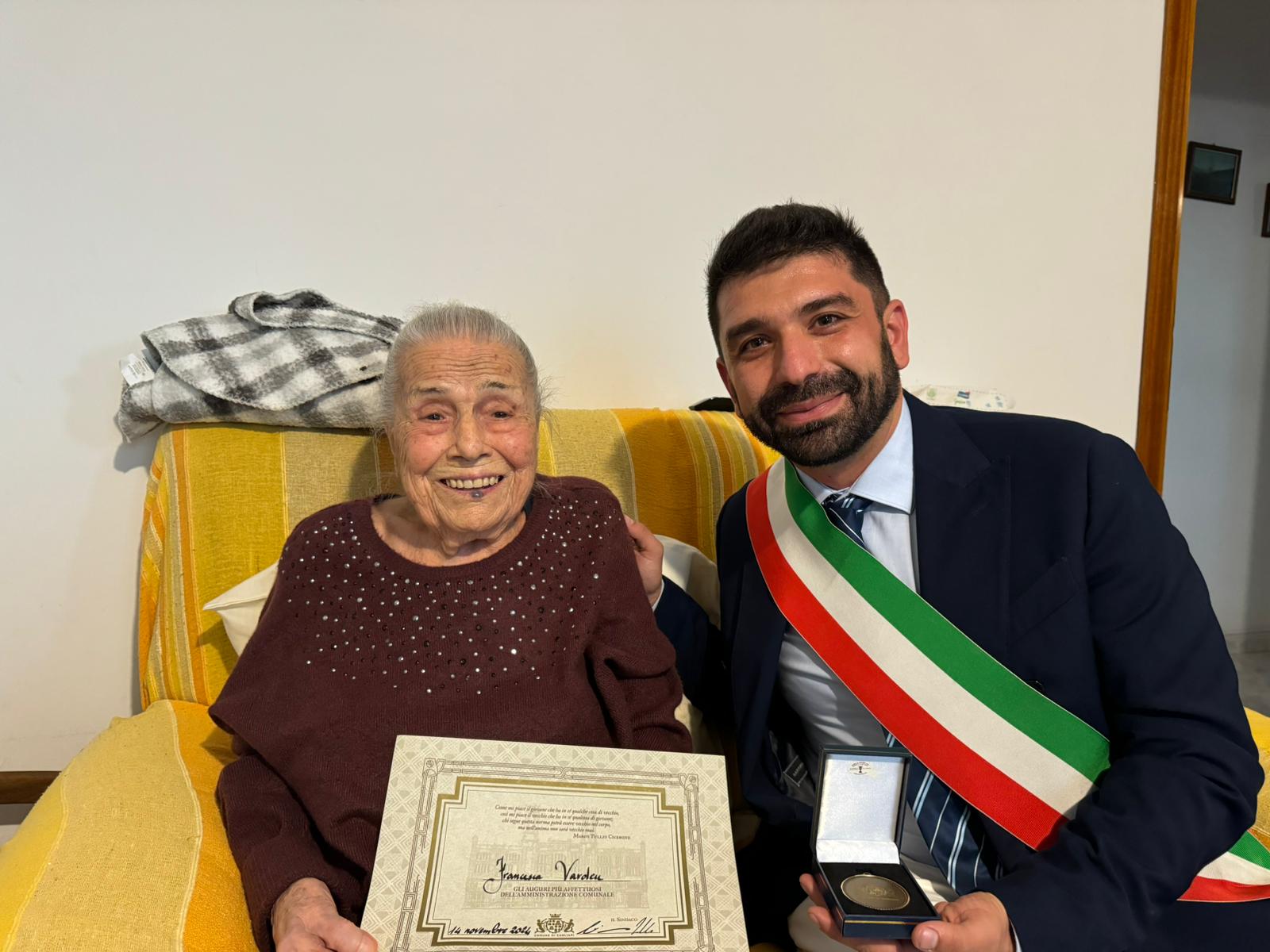 Cagliari omaggia la signora Francesca Vardeu per i suoi 101 anni