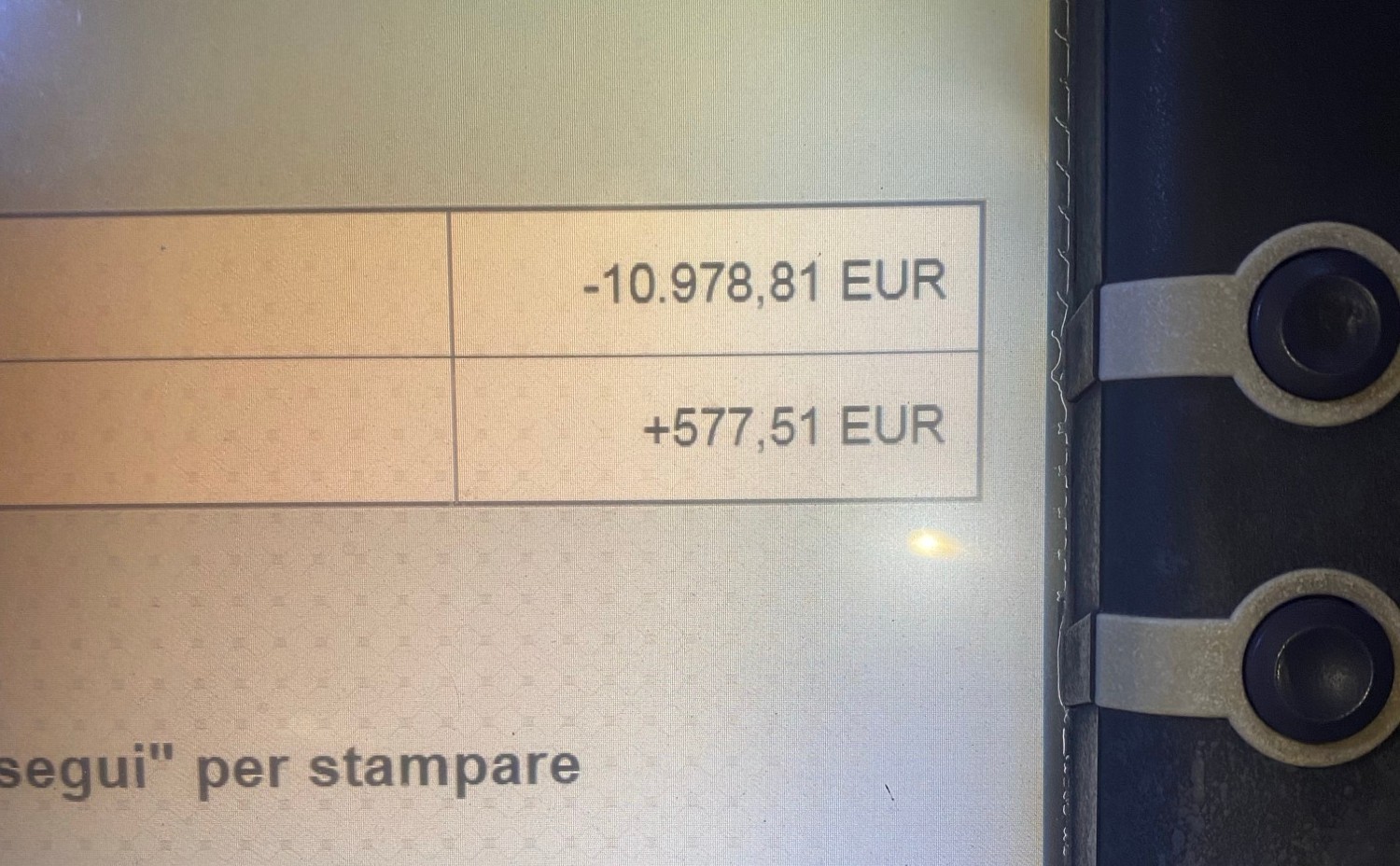 Conto bloccato per un nonnino di 87 anni, la bolletta dell’acqua costa cara: “Non mi restano neanche gli occhi per piangere”