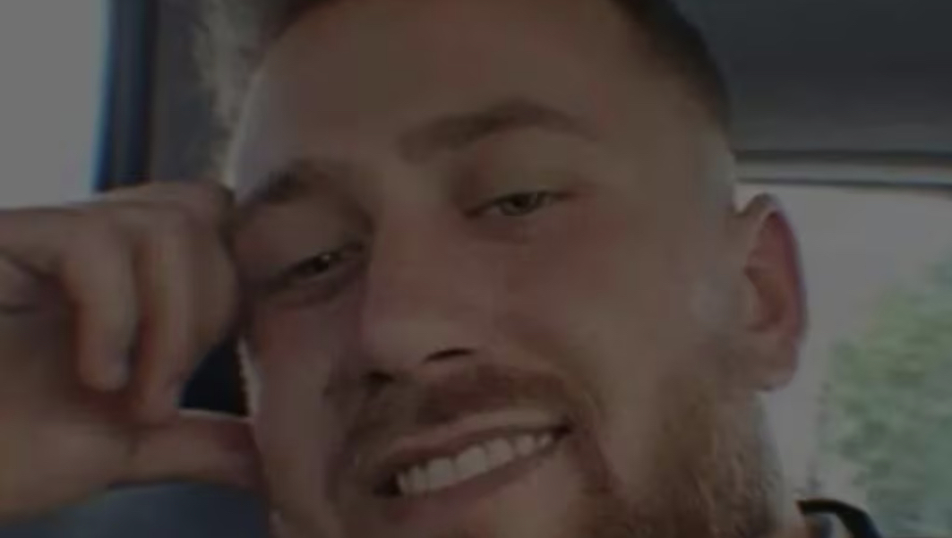 Si schianta contro un albero con l’auto, ragazzo muore a 21 anni