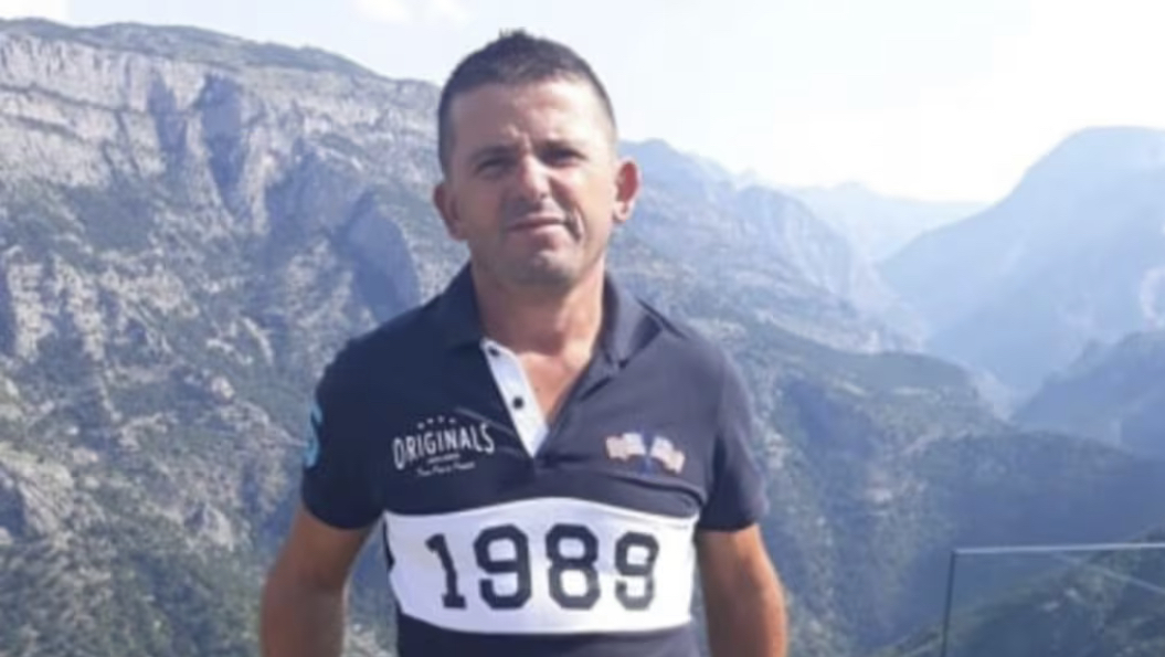 Viene travolto da una gru ma riesce a salvare il figlio: operaio muore a 51 anni