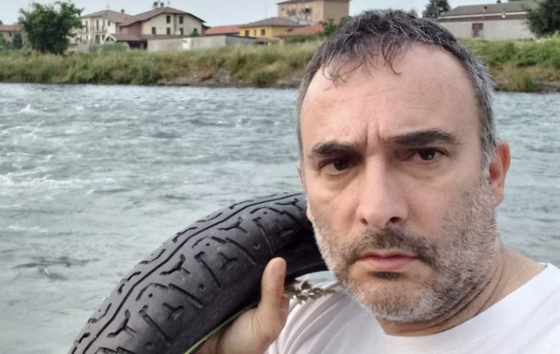 Vede un bimbo solo nel passeggino, lo salva il “turista spazzino”: “Mi ha colpito l’indifferenza della gente”