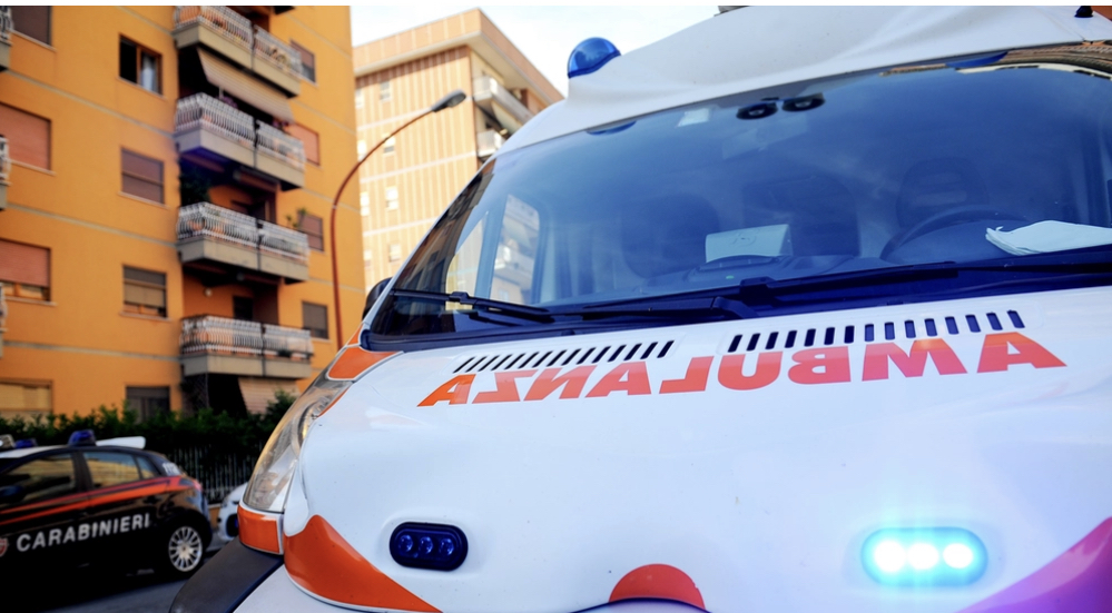 Uomo di 74 anni dimentica le chiavi di casa e prova ad entrare dal balcone: precipita e muore
