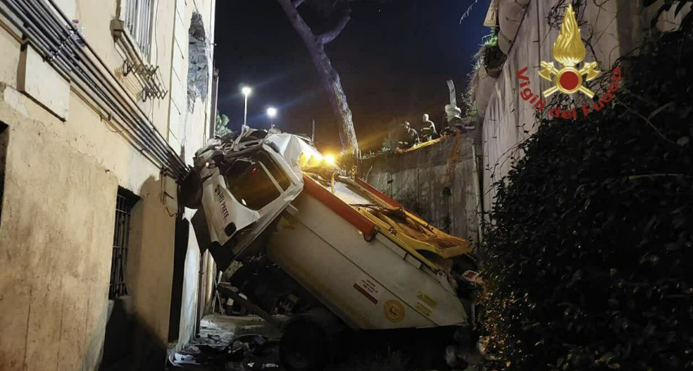 Autocompattatore si schianta contro una palazzina: due feriti gravi