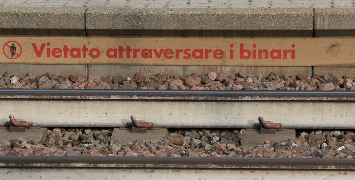 Tragedia a Aidomaggiore: donna travolta dal treno mentre passeggia col cane sui binari