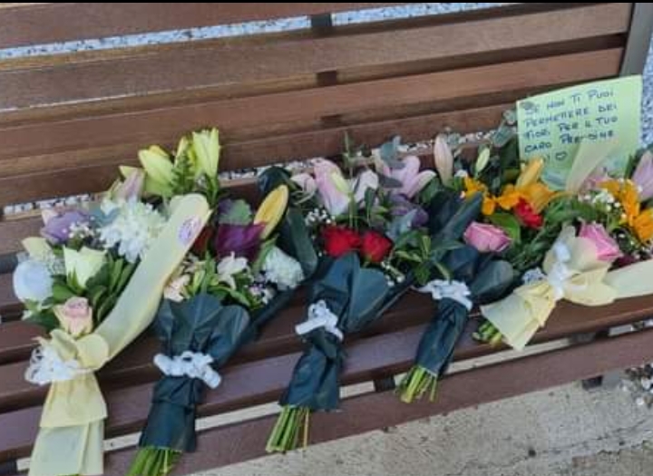 Il bel gesto a Monserrato: mazzi di fiori a disposizione di chi non può comprarli per i propri cari estinti